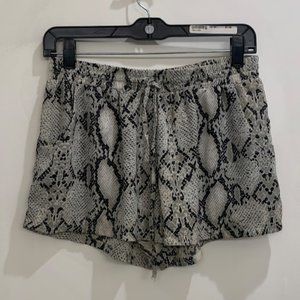 Article Snakeskin Shorts